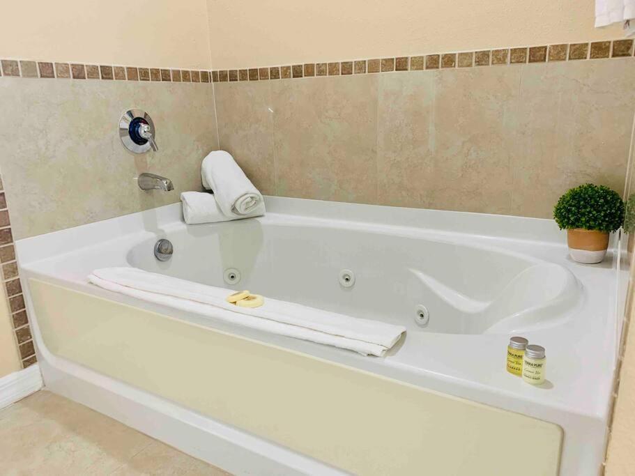 Walking Distance From Universal One Bedroom Apartamento