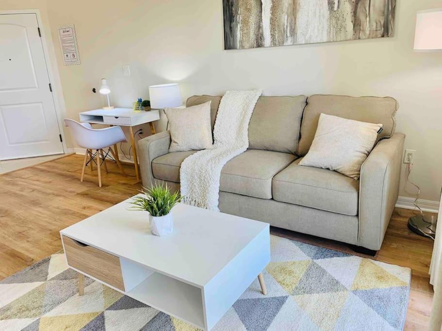 Walking Distance From Universal One Bedroom Apartamento *